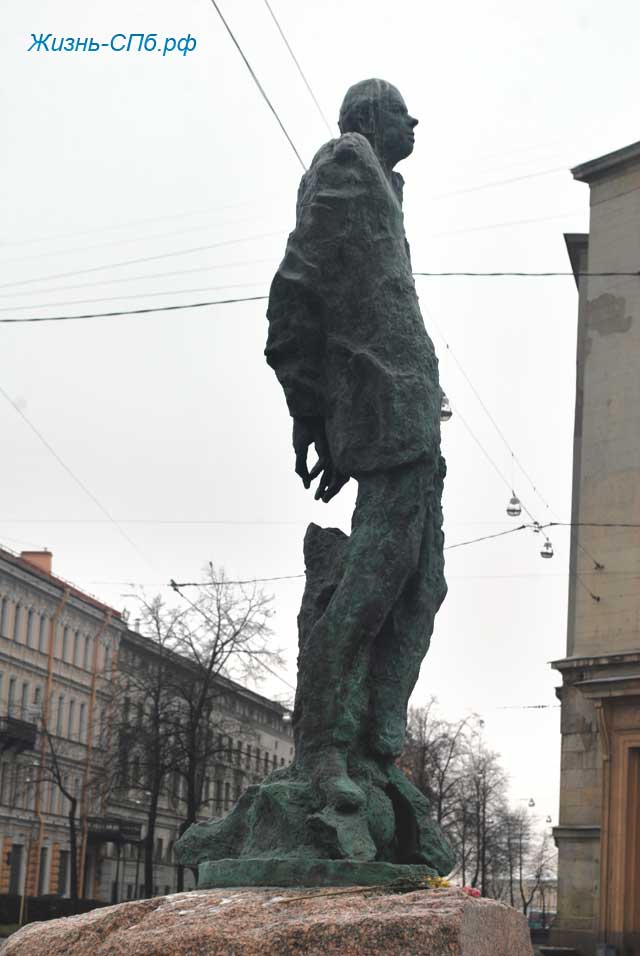 Памятник академику Сахарову в Санкт-Петербурге