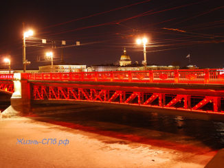 Дворцовый мост окрасился в красный цвет