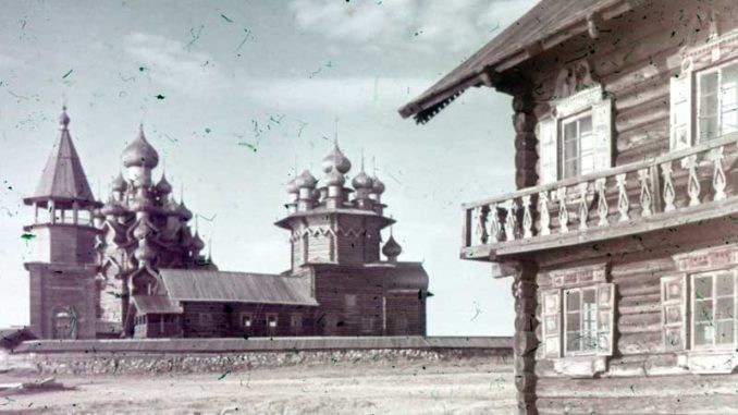 Кижи. Дом  Ошевнева ХIХ в. и Преображенская церковь 1714 г