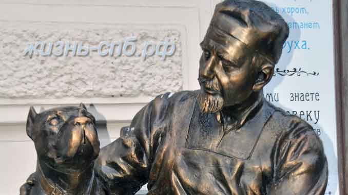 Памятник профессору Преображенскому на Моховой улице в Санкт-Петербурге