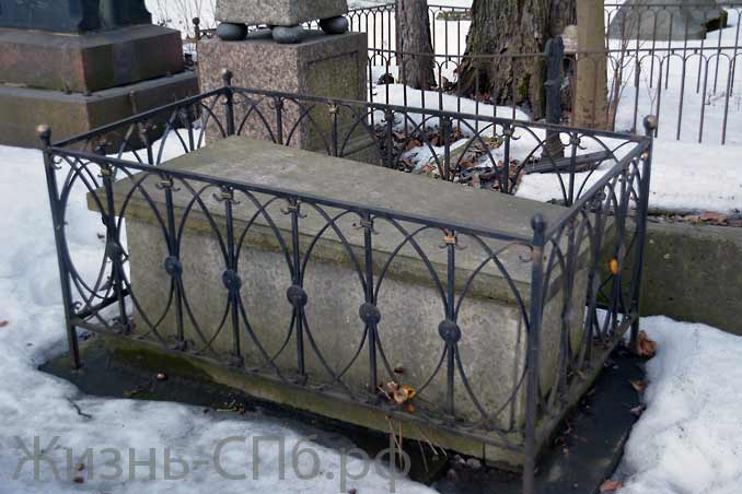 Надгробие захоронения Дерибаса на Лютеранском кладбище