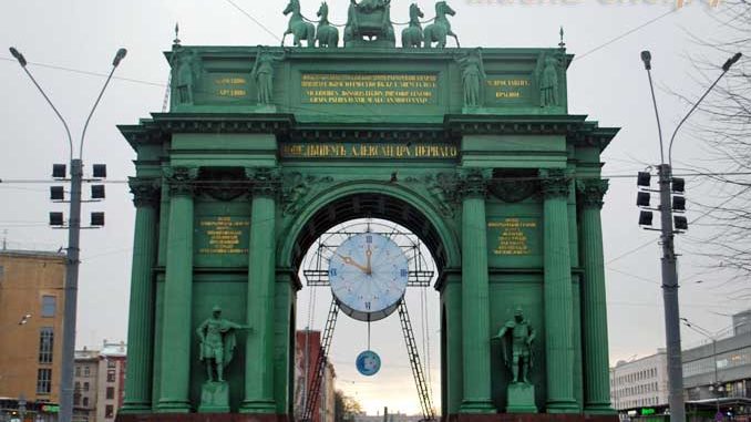 Вид на Нарвские триумфальные ворота сзади (от памятника Л. А. Говорову)