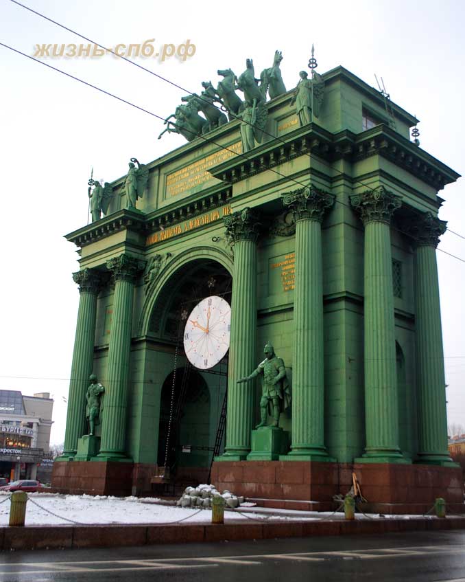 Нарвские триумфальные ворота на площади Стачек, вид со стороны станции метро "Нарвская"